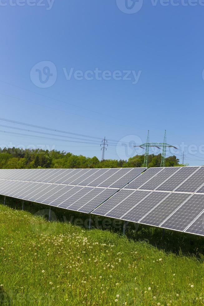 centrale solaire sur la prairie fleurie d'été photo