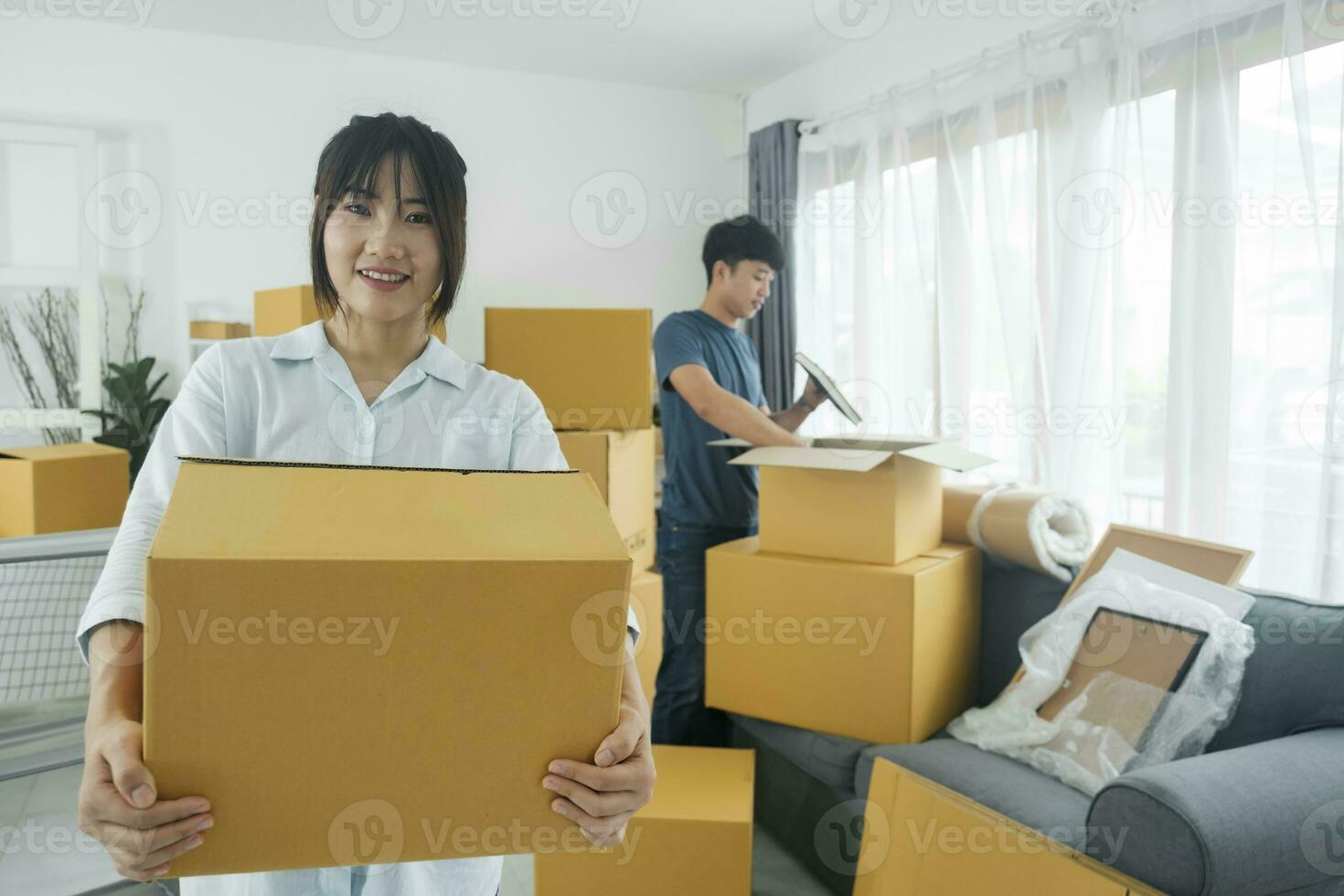 Jeune marié couple en mouvement dans Nouveau maison. photo