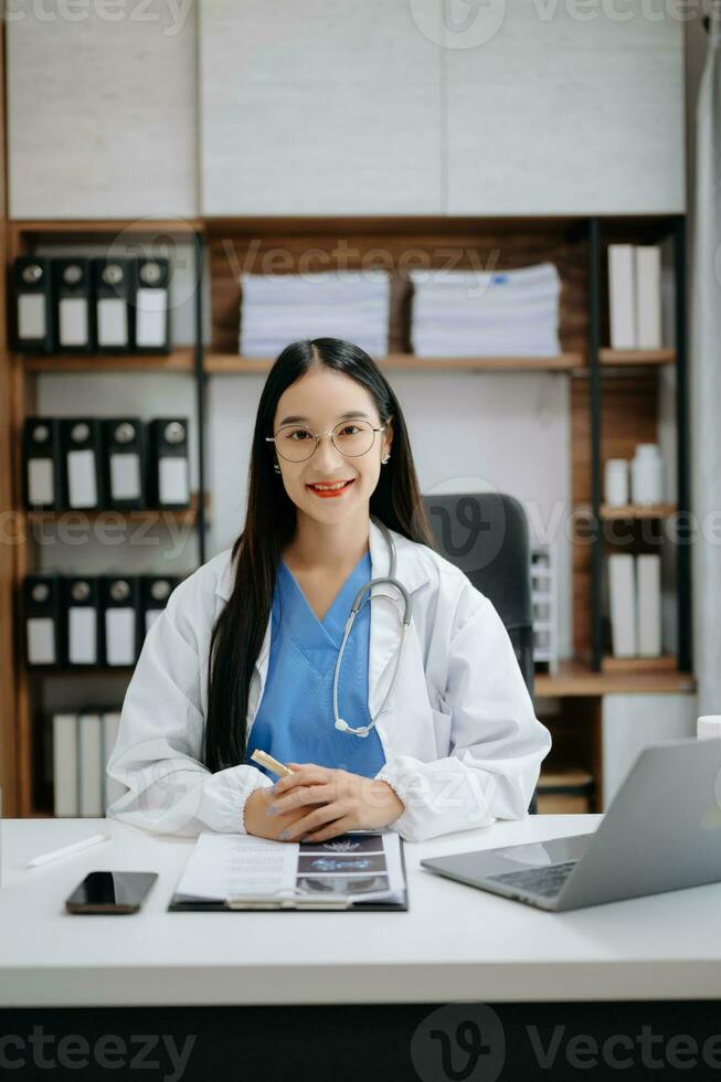 médicament asiatique médecin travail avec moderne numérique tablette ordinateur interface comme médical réseau concept photo