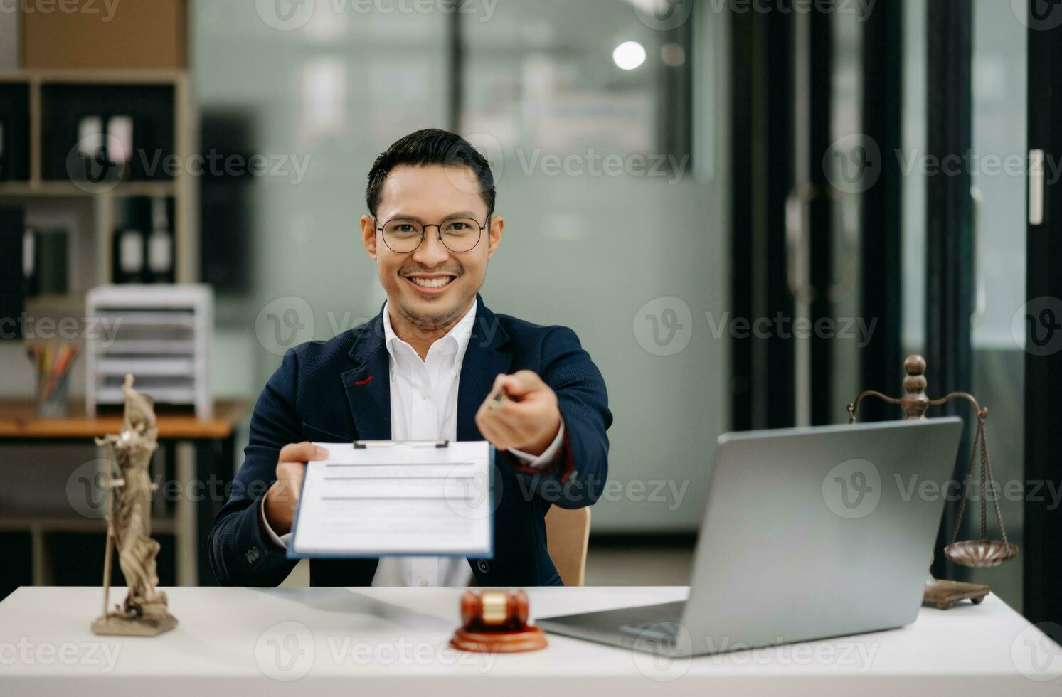 Justice et loi concept .asiatique Masculin juge dans une salle d'audience sur table et conseiller travail dans moderne bureau. photo