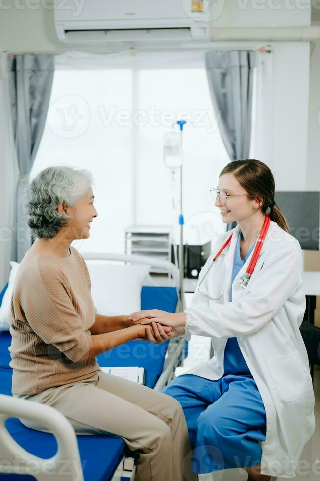 caucasien médecin souriant prendre se soucier de une Jeune patient dans hôpital. amical infirmière ou thérapeutique traiter client professionnel médical un service concept. photo