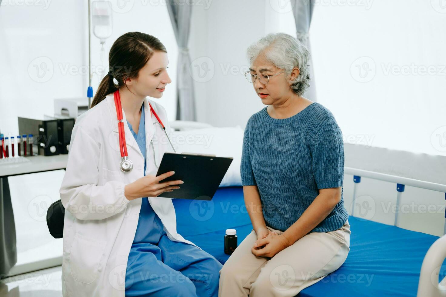 caucasien médecin souriant prendre se soucier de une Jeune patient dans hôpital. amical infirmière ou thérapeutique traiter client professionnel médical un service concept. photo