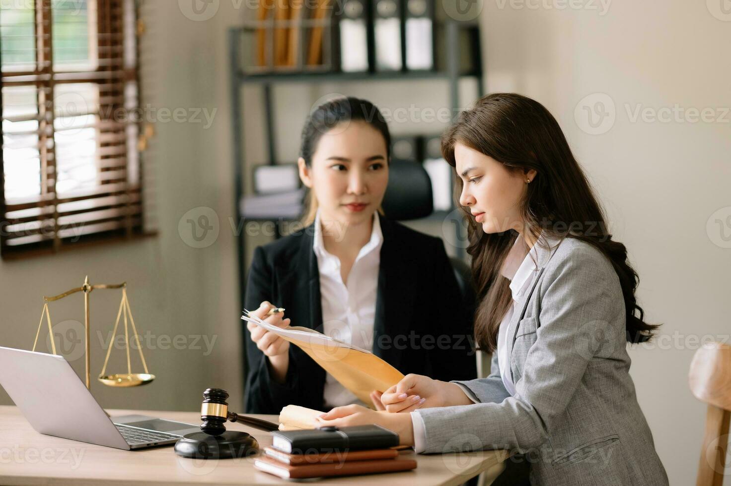 juge marteau avec Balance de justice, affaires et avocat ou conseiller consultant et discuter Contrat papiers avec portable et tablette à loi raffermir dans bureau. photo