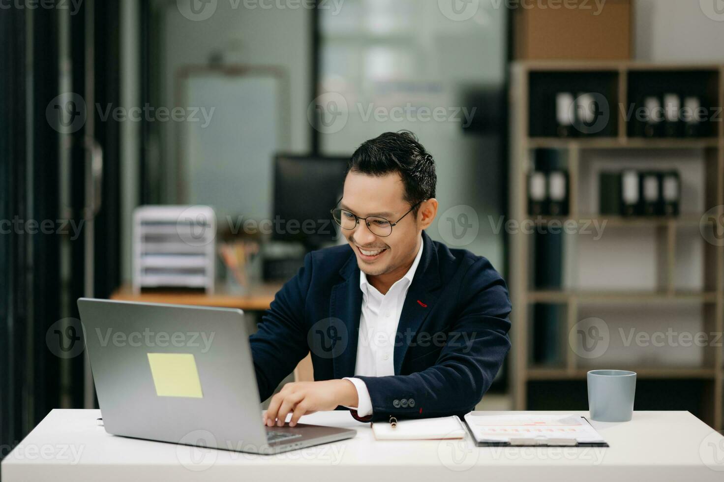 Justice et loi concept .asiatique Masculin juge dans une salle d'audience sur table et conseiller travail dans moderne bureau. photo