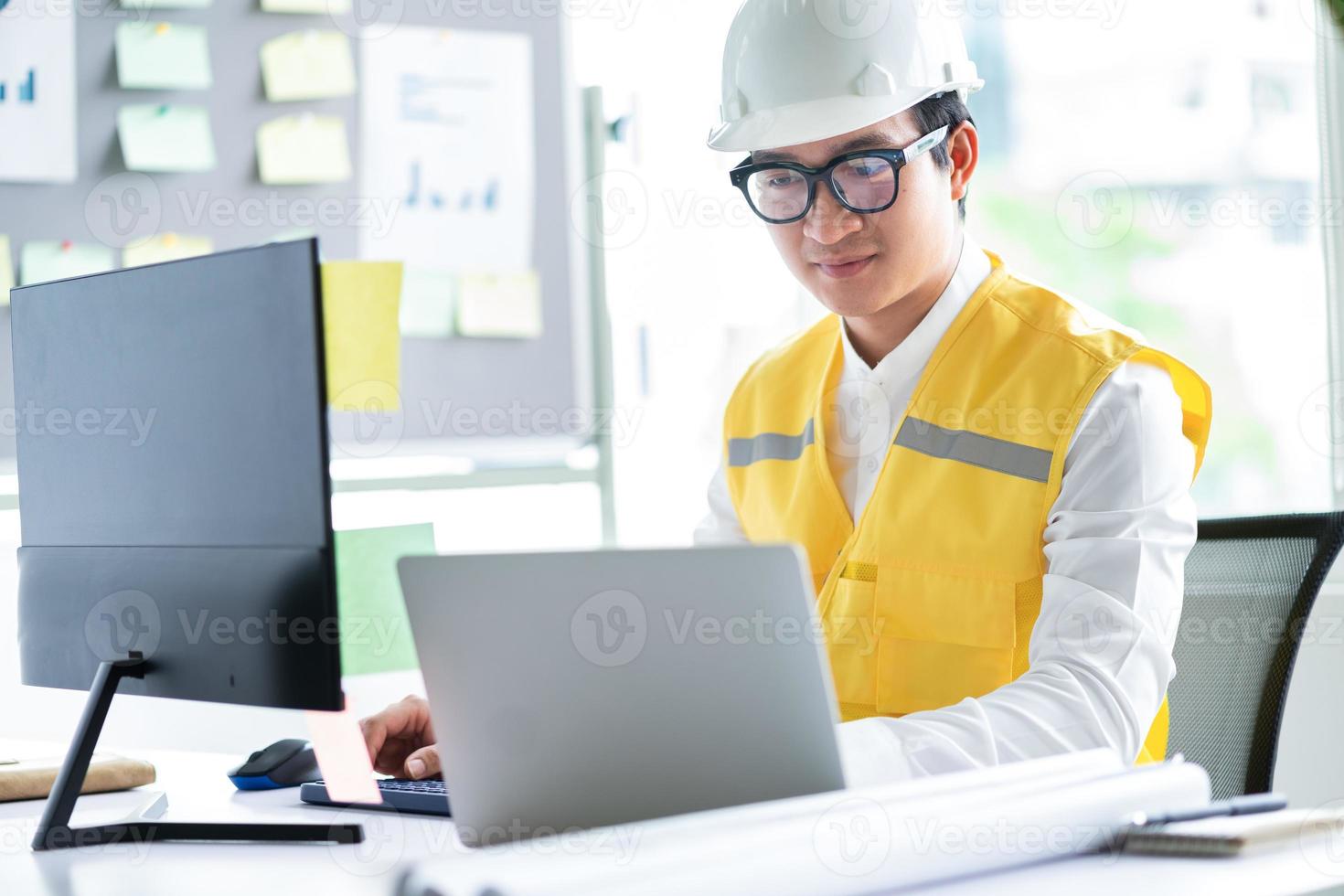 ingénieur asiatique travaillant à l'ordinateur photo