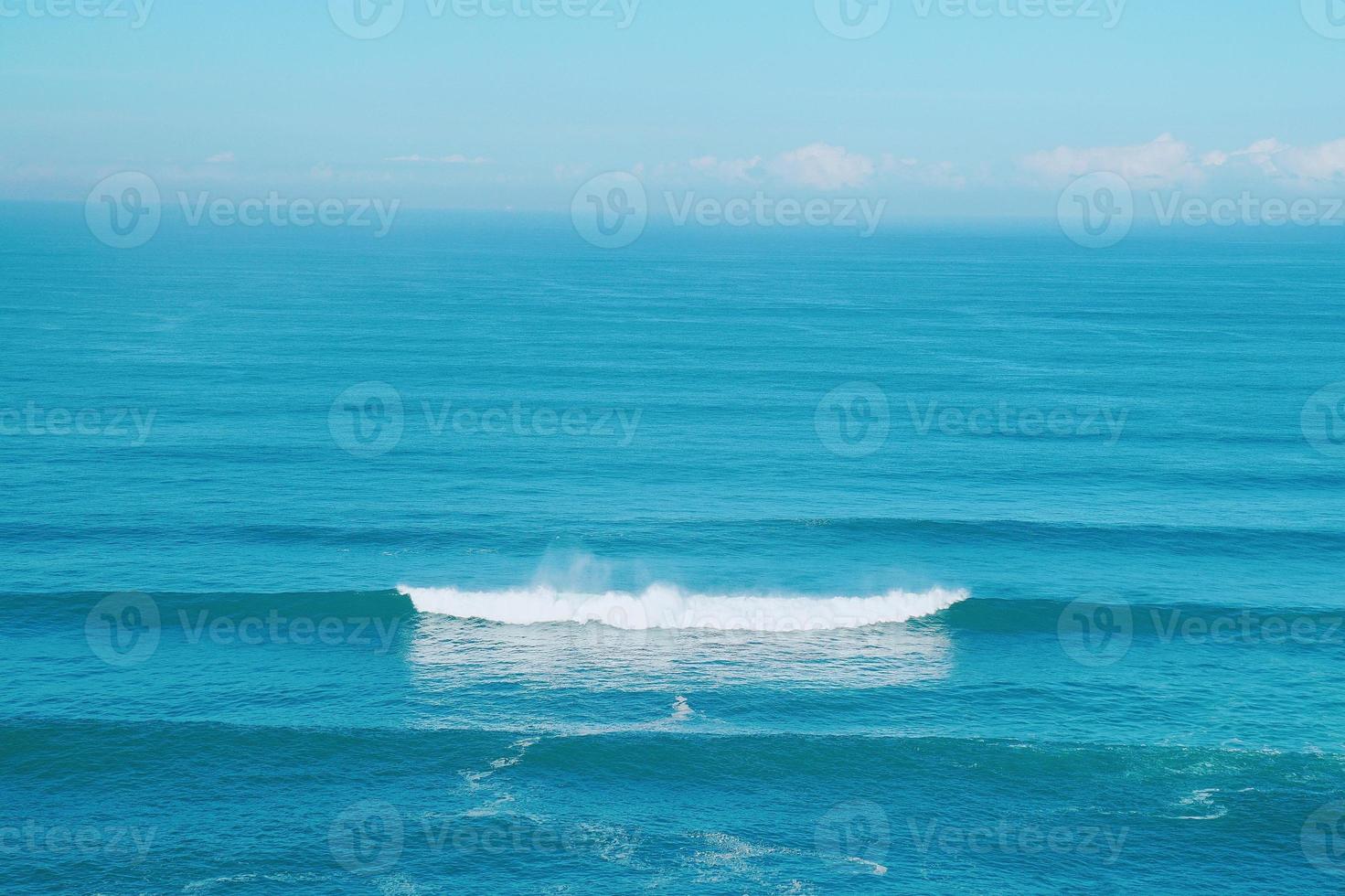 vagues sur la mer bleue de la côte photo