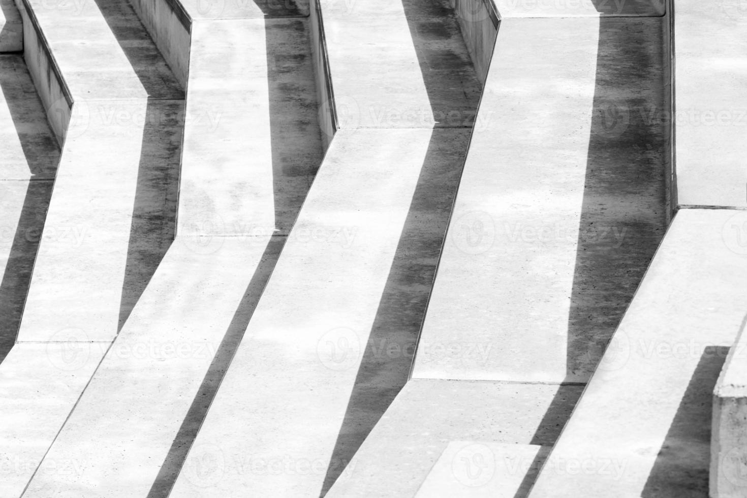 photographie en noir et blanc d'une structure en béton avec de grandes marches photo