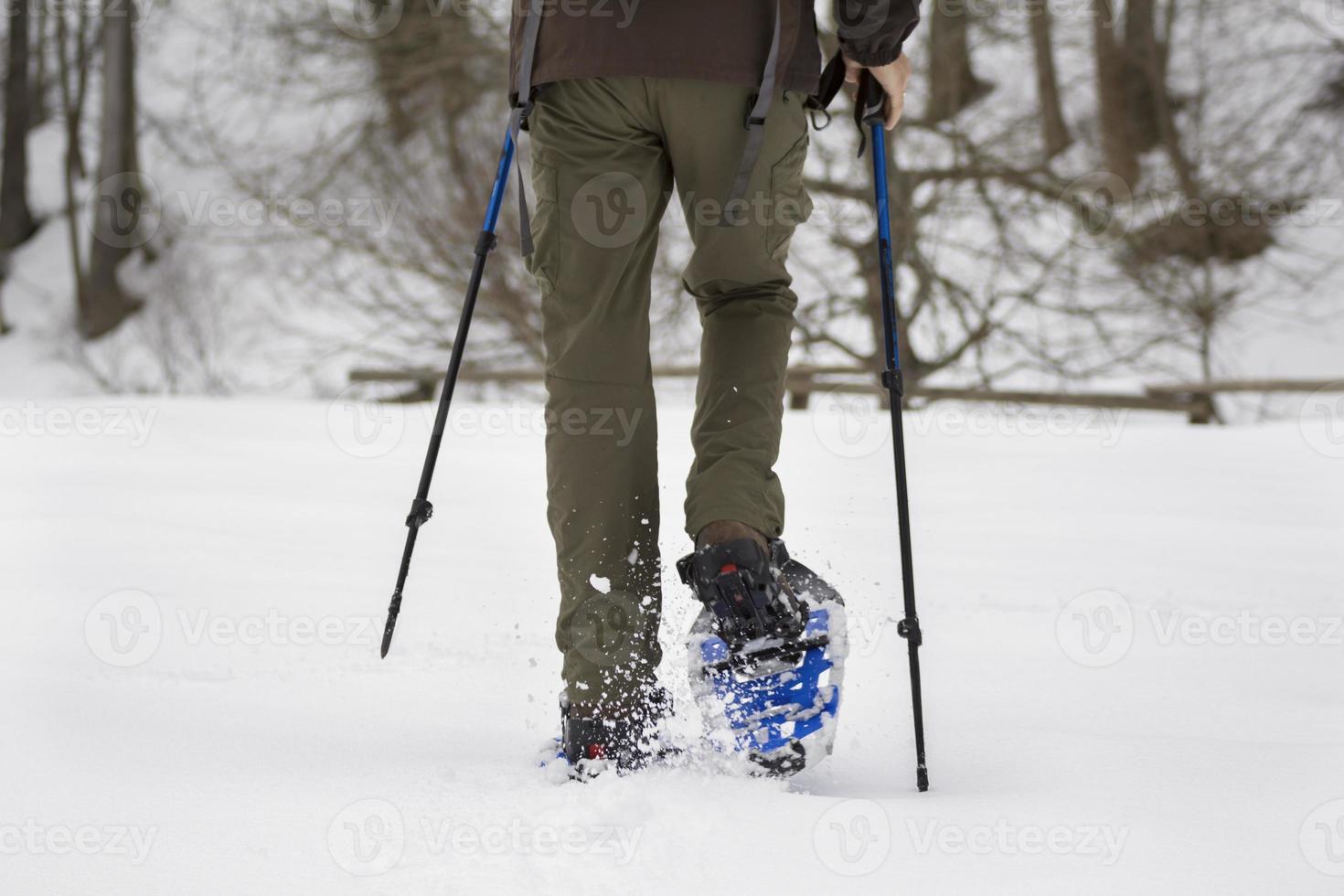 homme marchant dans la neige photo
