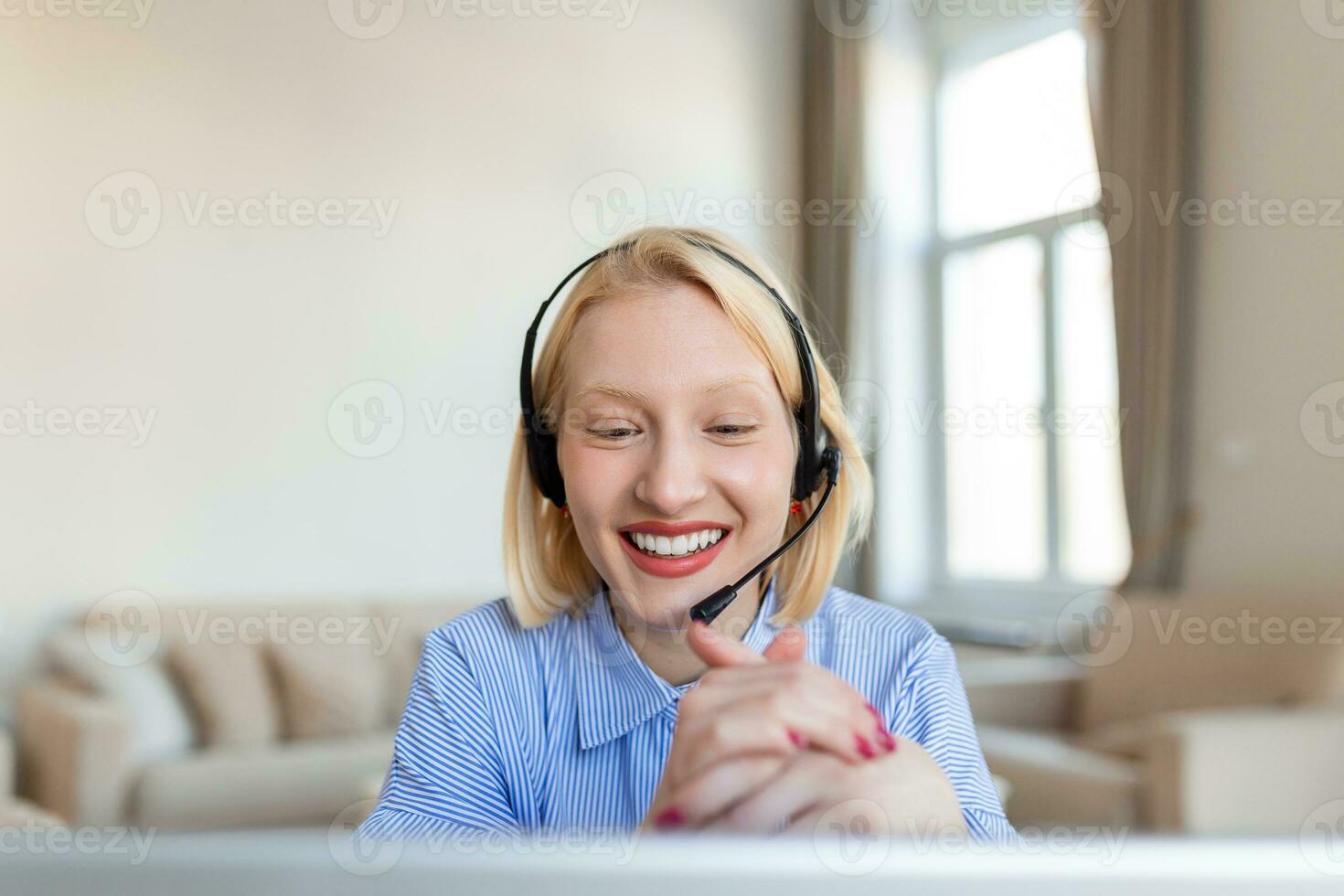 Jeune affaires femme étudiant prof tuteur porter sans fil casque vidéo conférence appel sur portable ordinateur parler par webcam apprendre enseigner dans en ligne discuter, distance séminaire en ligne en ligne enseignement concept photo