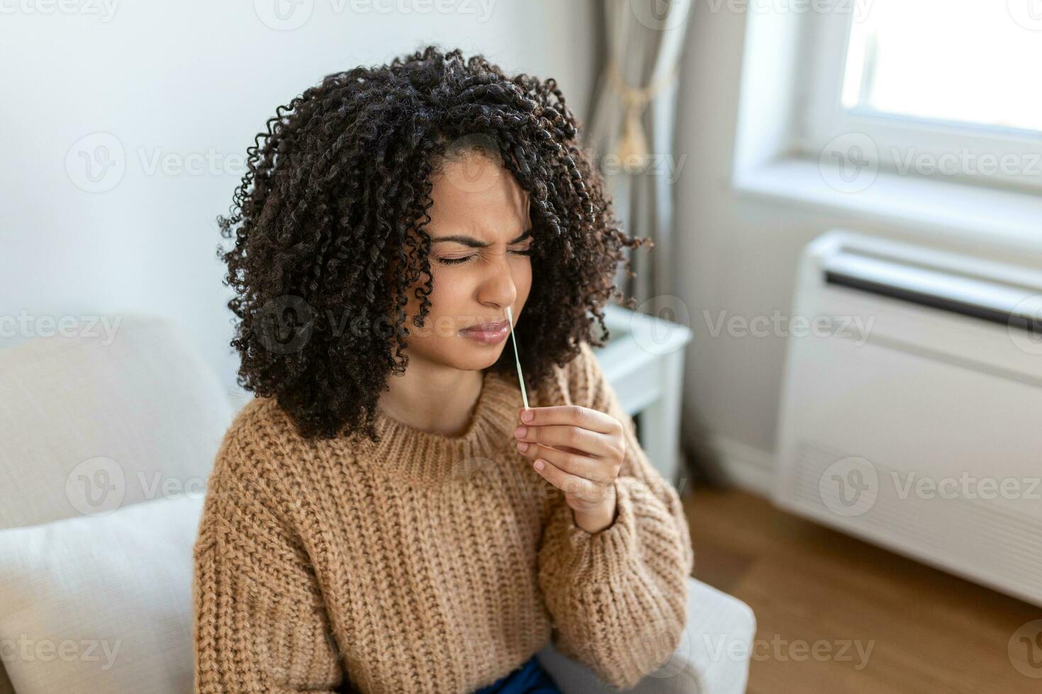 Jeune africain américain femme prise une auto-écouvillonnage Accueil tests pour covid-19 à Accueil avec antigène trousse. introduction nasale bâton à vérifier le infection de corona virus. quarantaine, pandémie. photo