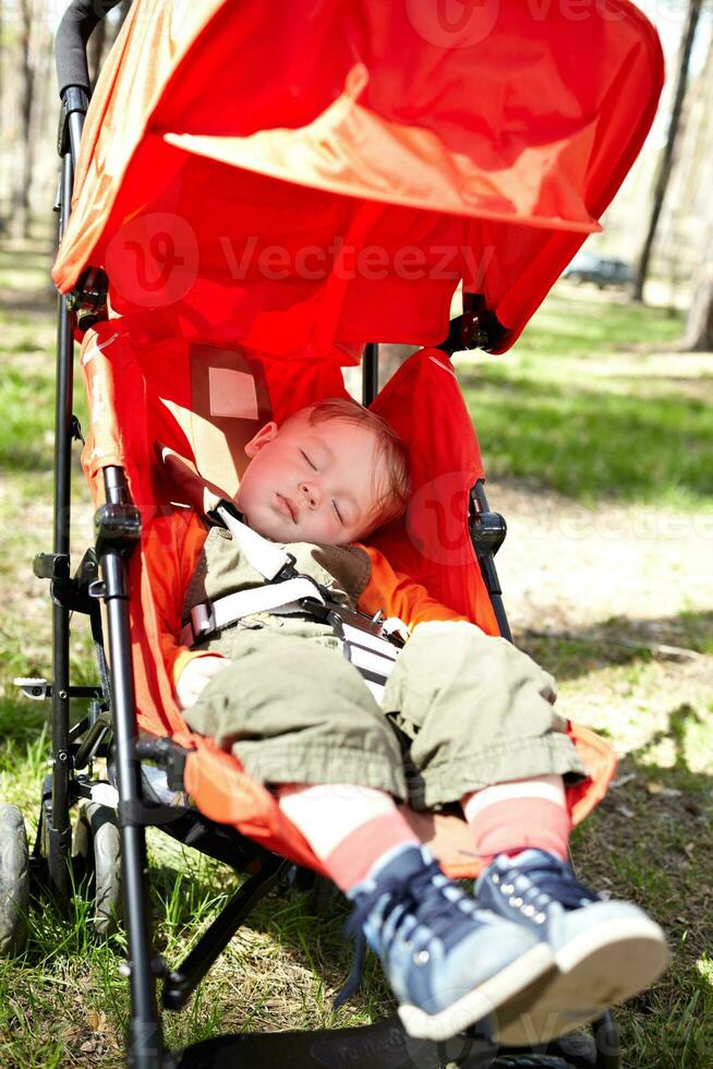 enfant dort le petit chariot photo