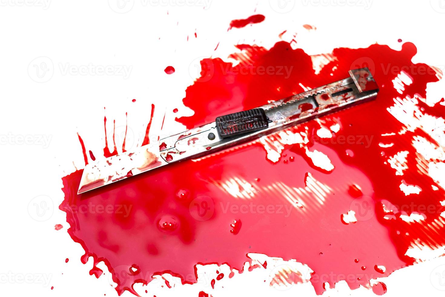 couteau cutter sanglant sur fond blanc photo
