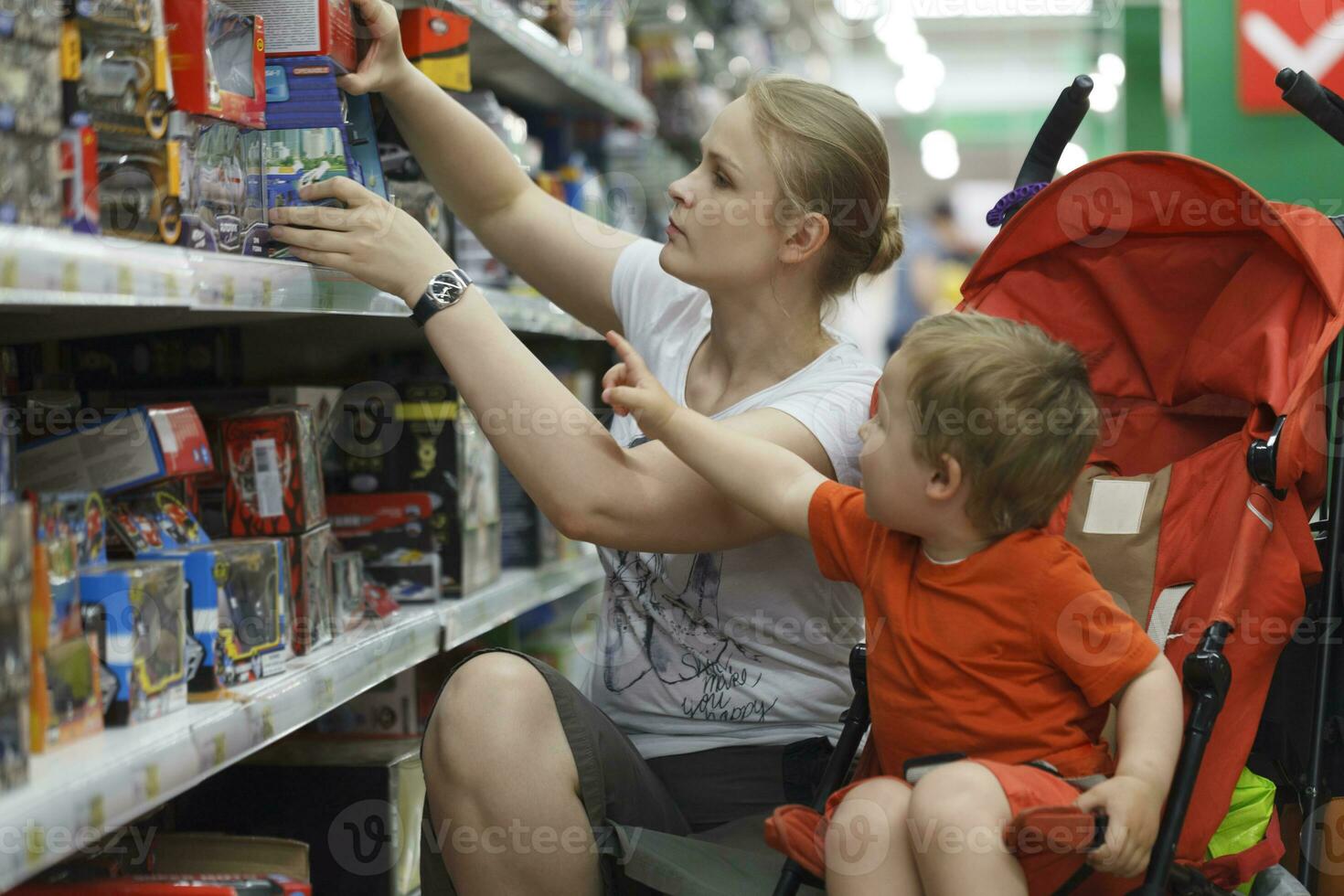 mère et fils achats pour jouets photo