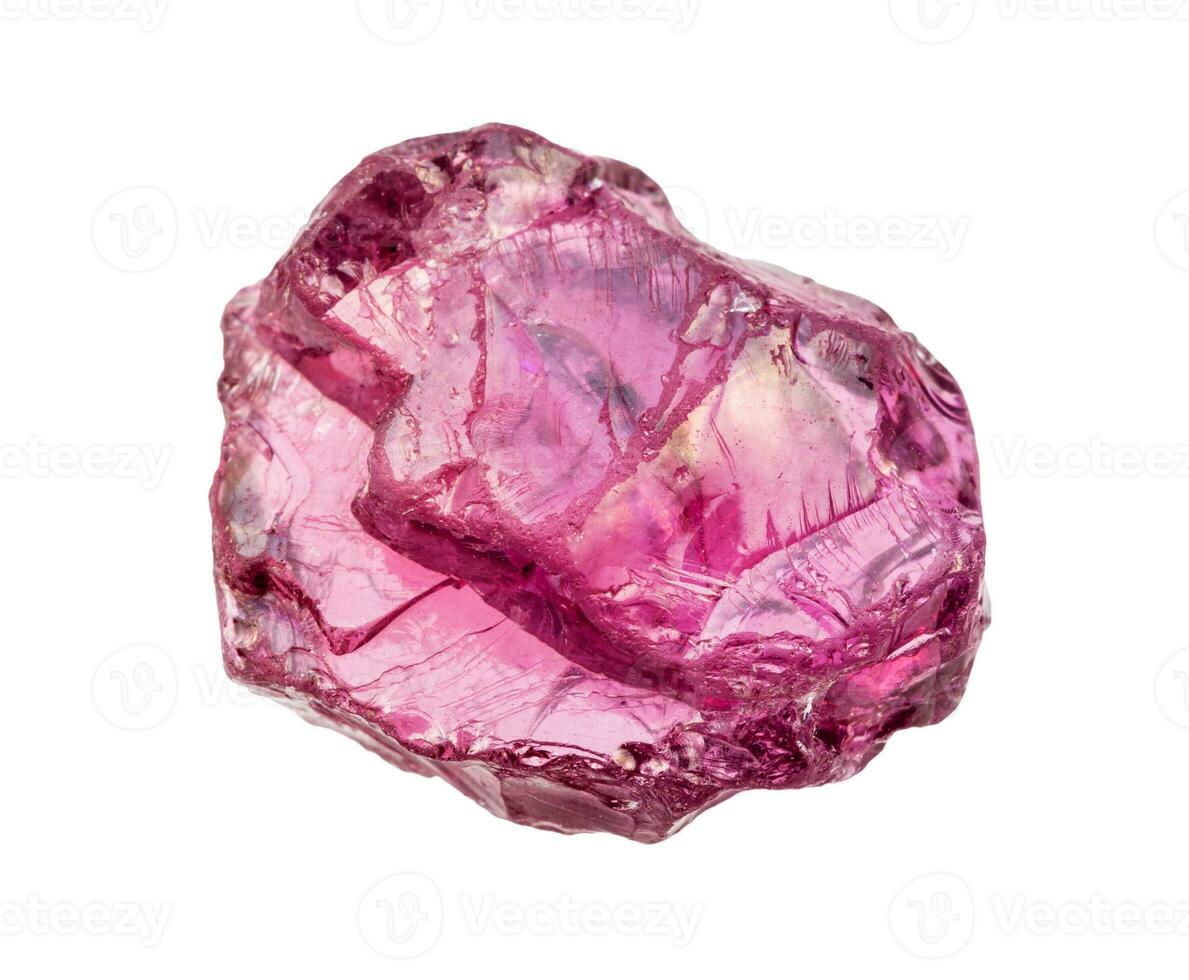 rugueux cristal de rhodolite pyrope isolé photo