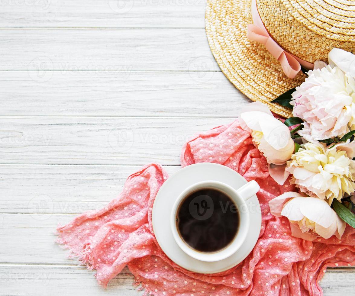 tasse de thé et pivoines photo