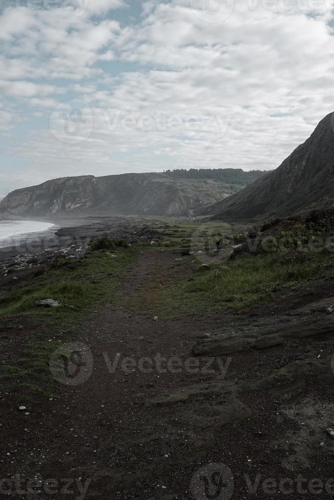 paysage de plage sur la côte à bilbao en espagne photo