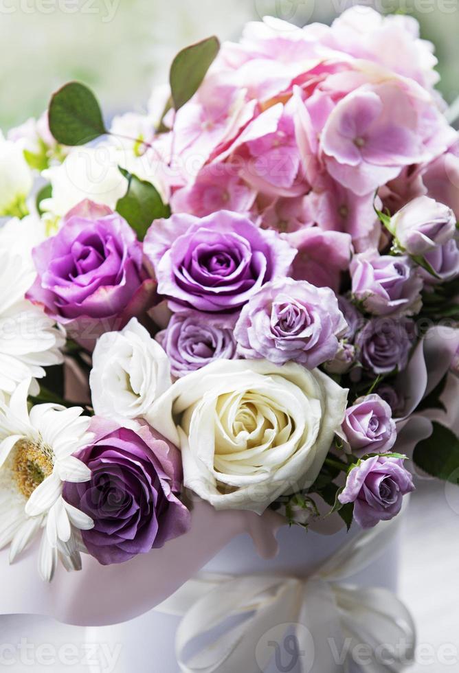 belles fleurs dans une boîte ronde blanche photo