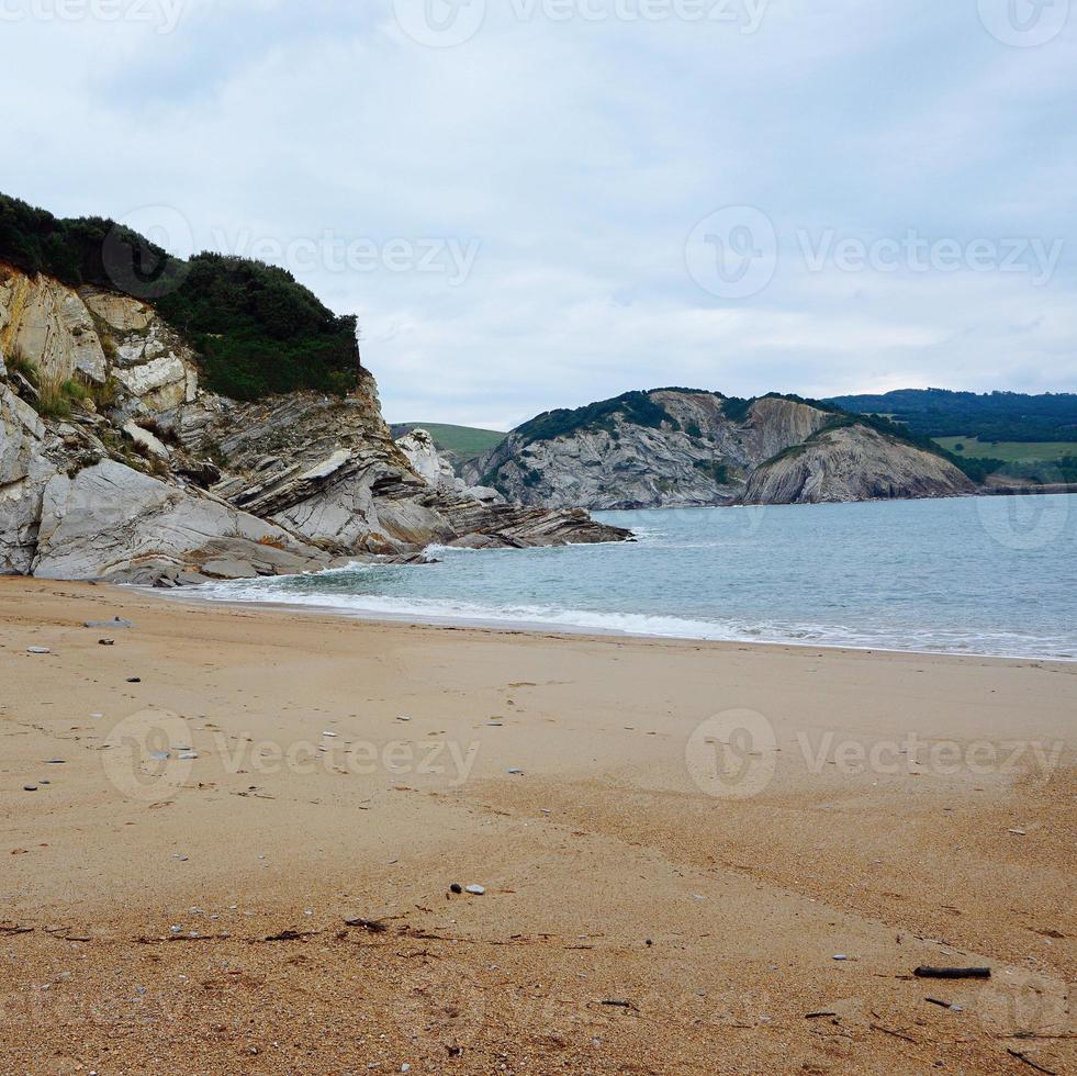 paysage de plage sur la côte à bilbao en espagne photo