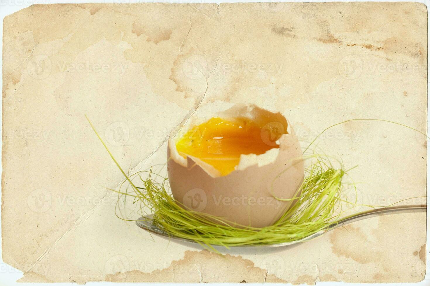 Pâques vacances des œufs sur le coutellerie sur le Contexte de vieux papier photo