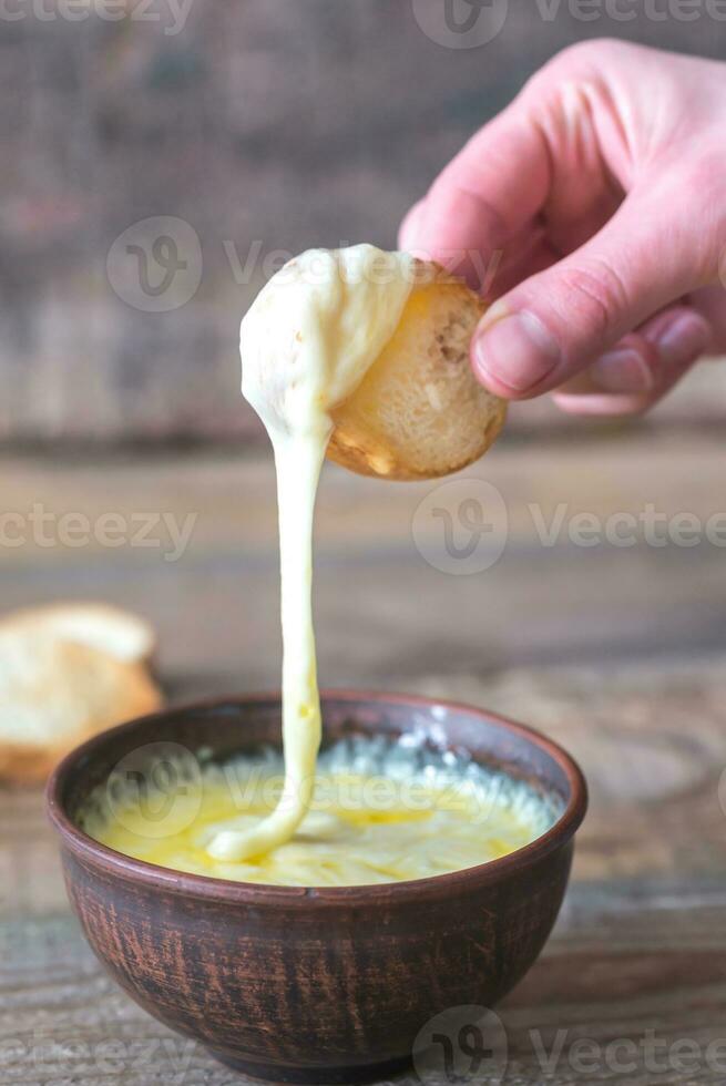 bol de fromage tremper avec toasts photo