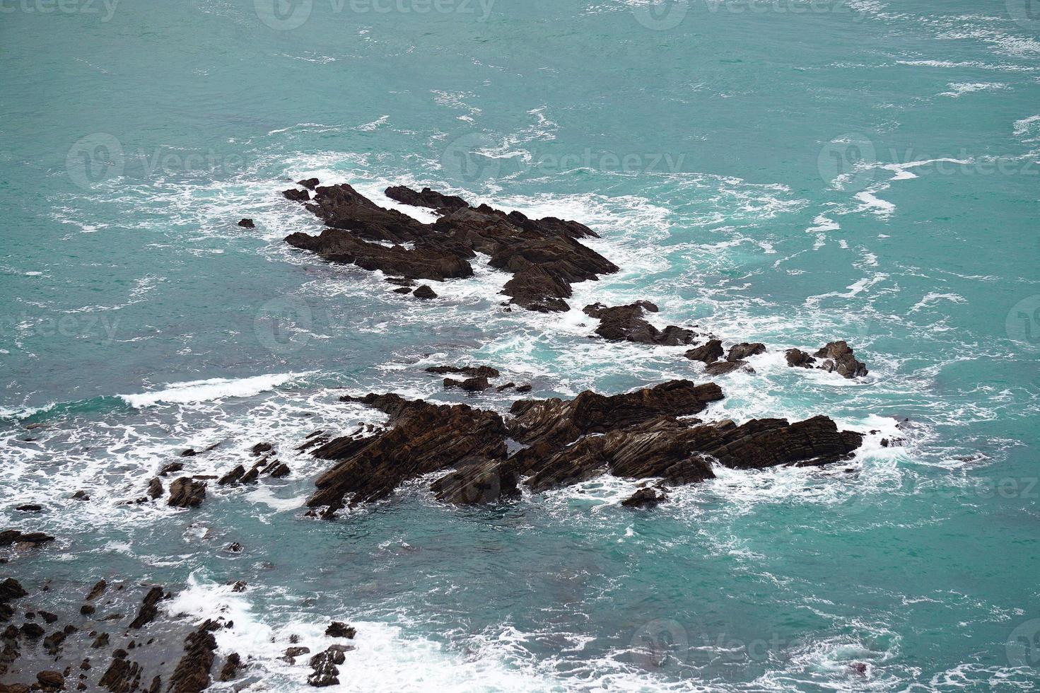 rochers dans la mer sur la côte photo