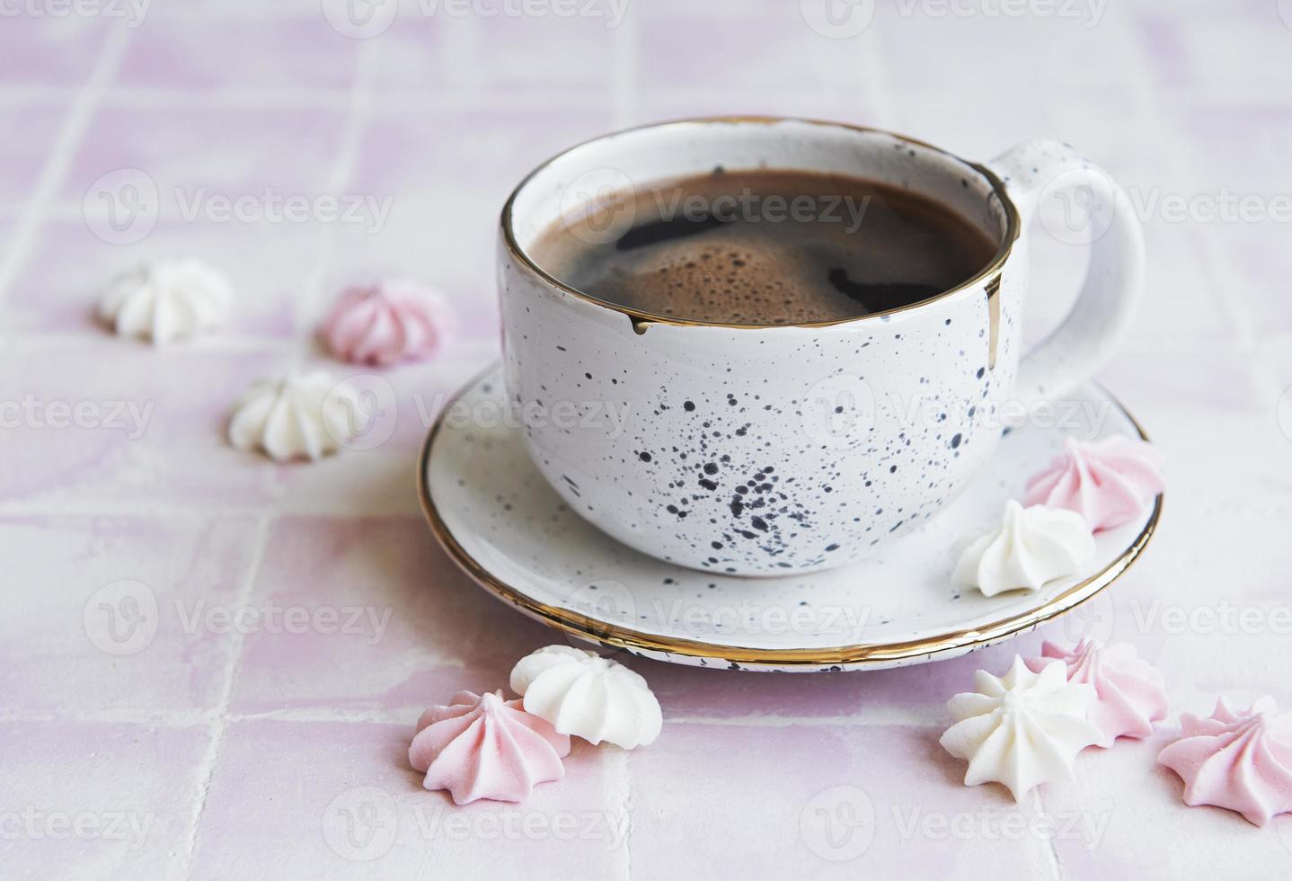 tasse avec café et petites meringues photo