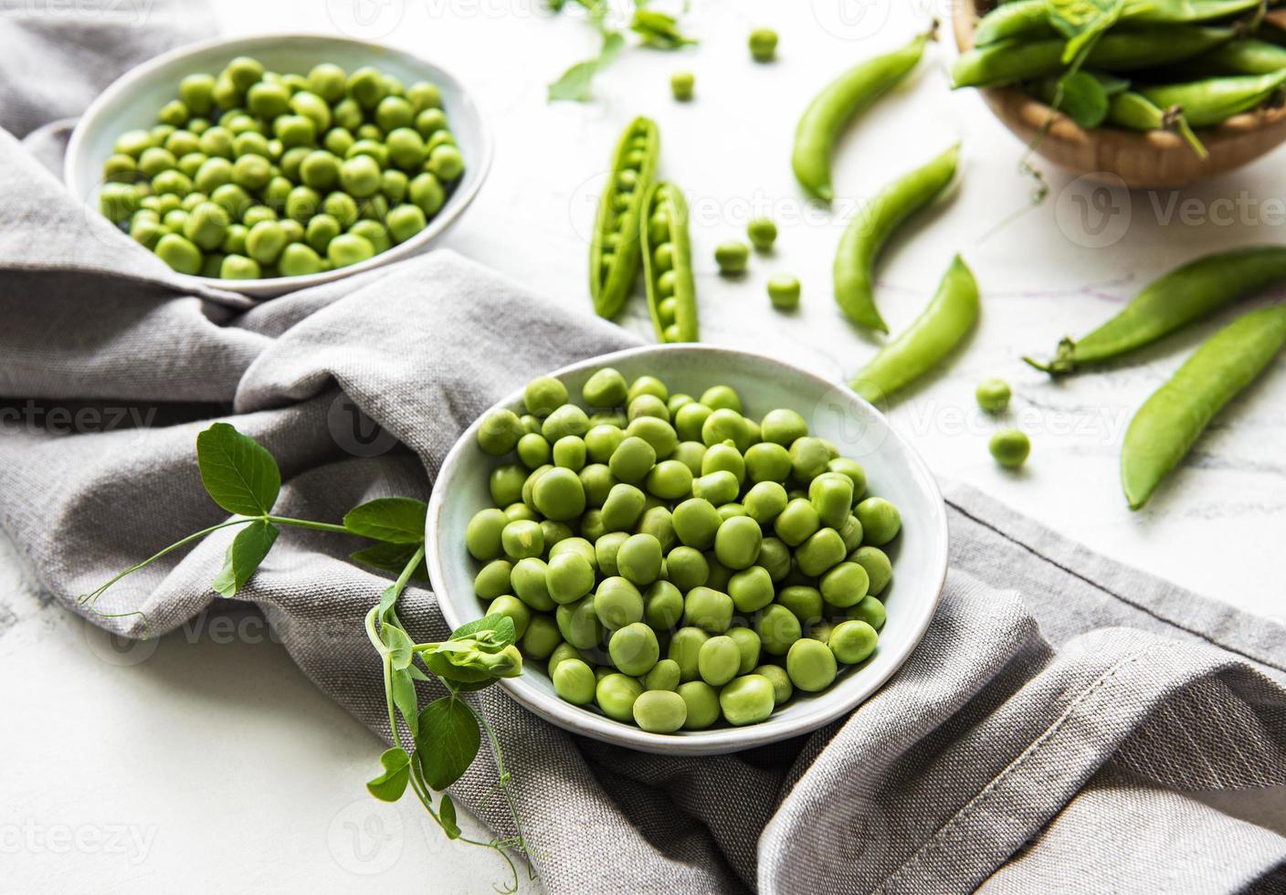 pois verts dans des bols blancs photo