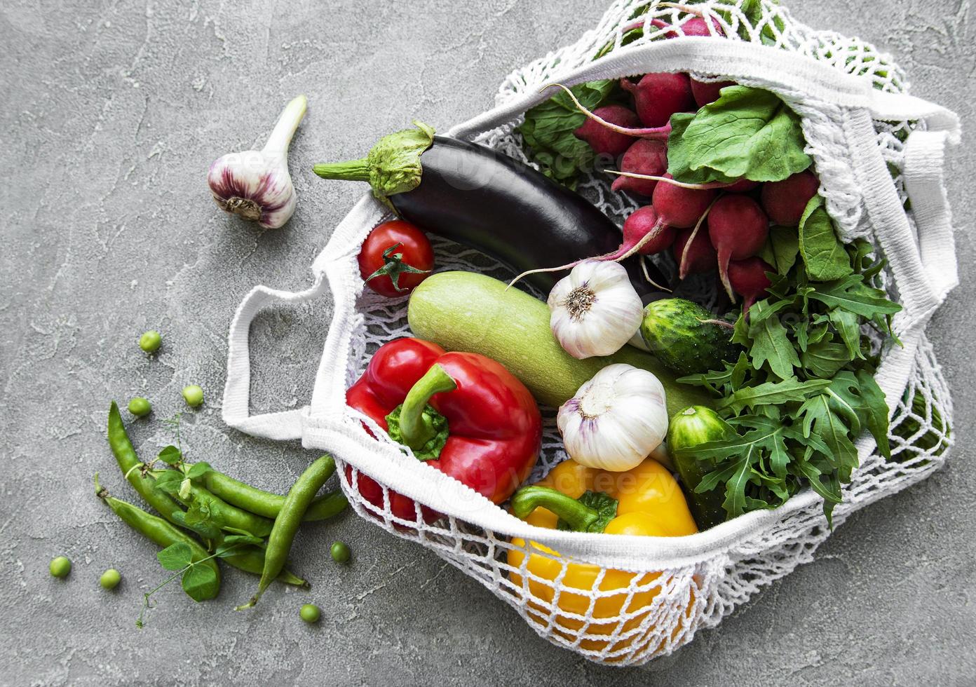 légumes et fruits frais dans un sac à cordes écologique photo