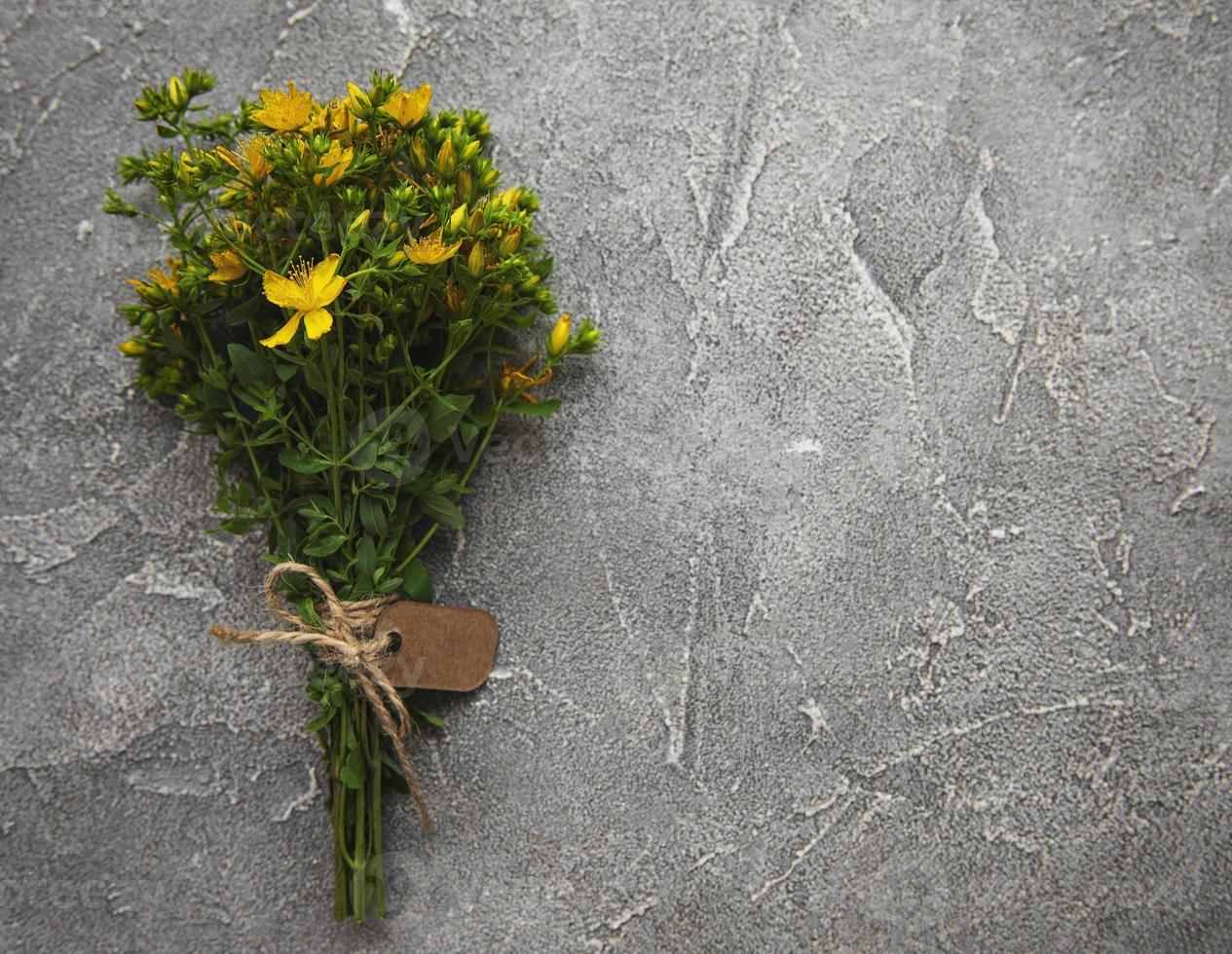 bouquet de st. millepertuis sur une table photo