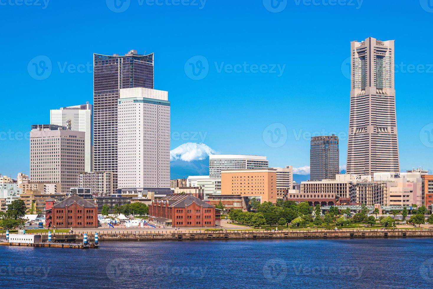 paysage du port de yokohama avec le mont fuji au japon photo