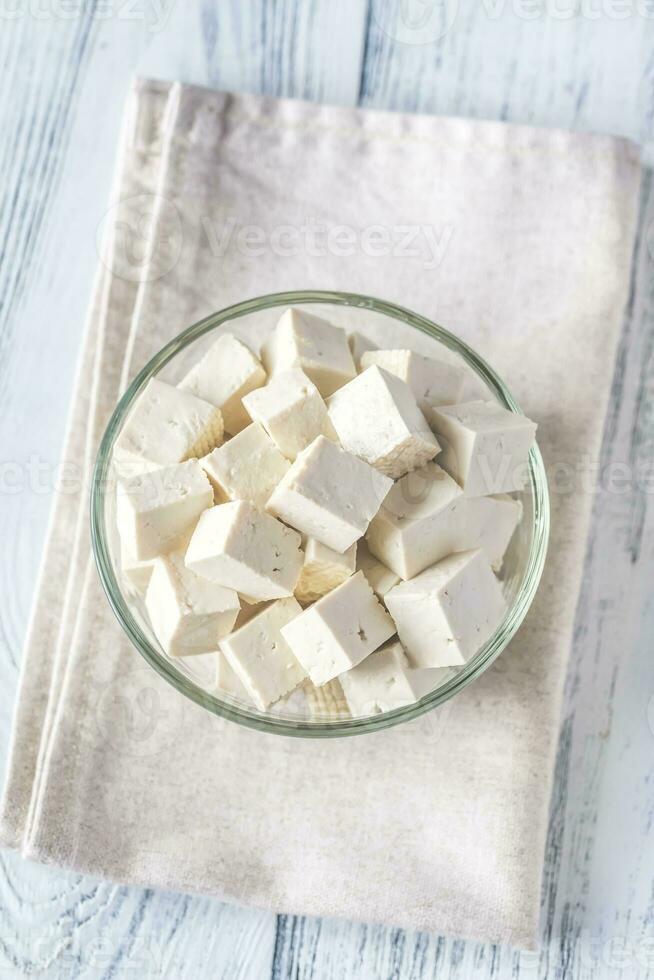 Couper Tofu dans le verre bol photo