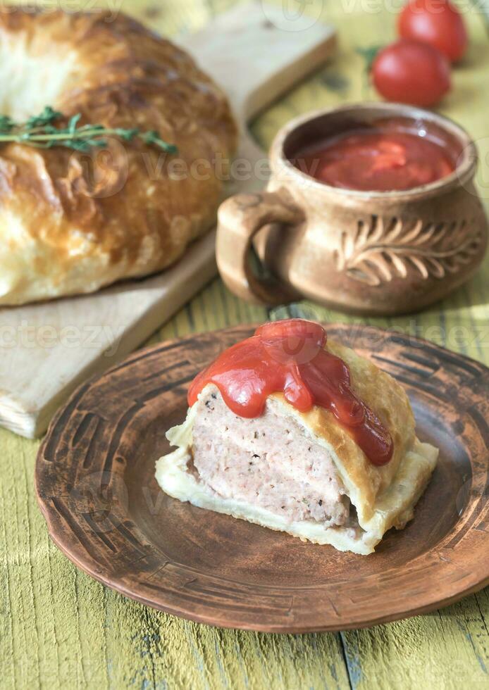 portion de du boeuf Wellington avec tomate sauce photo