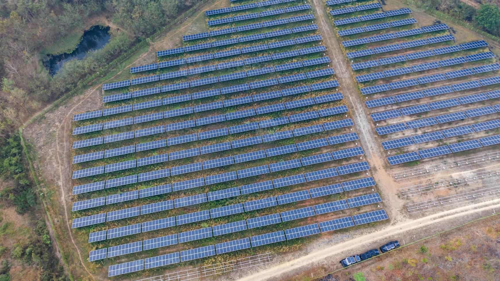 vue aérienne de dessus des panneaux solaires photo