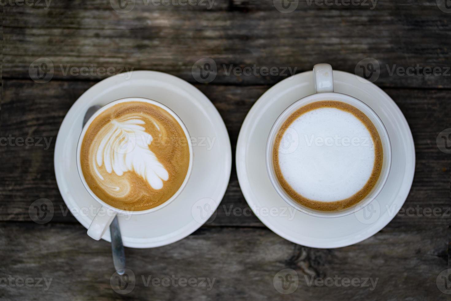 la vue de dessus sur une tasse de café sur une table en bois photo