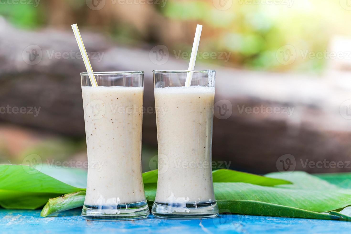 jus de banane sur une table en bois photo