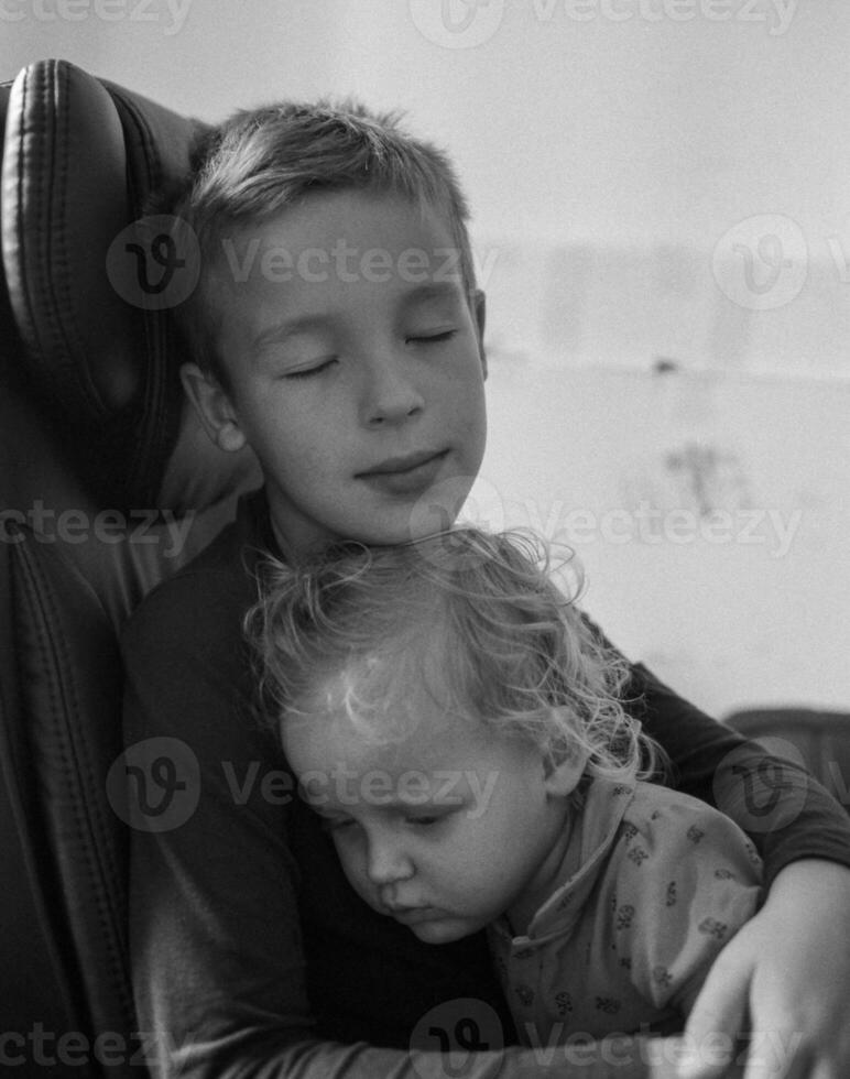 aimant frère réconfortant bébé sœur dans câlins photo