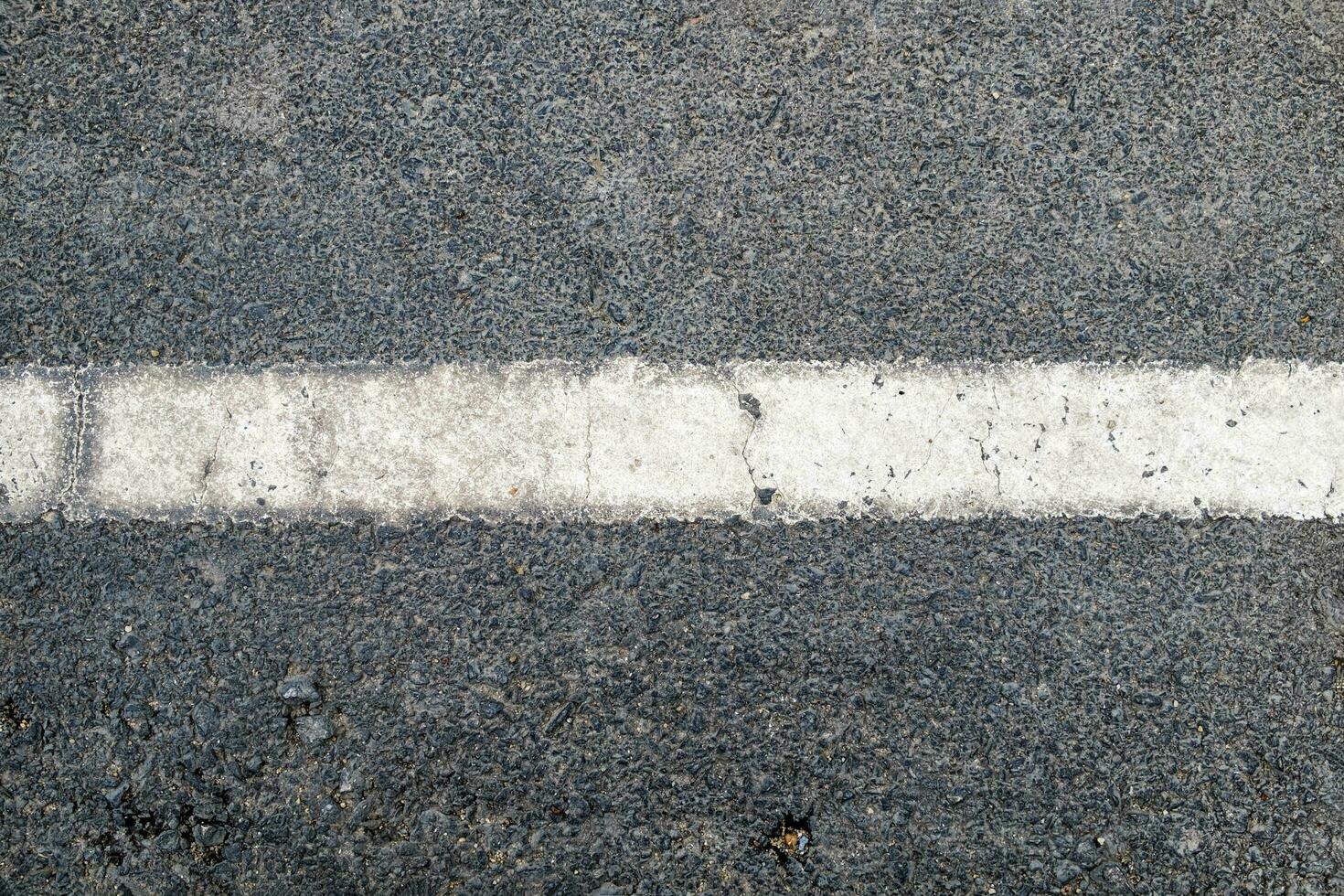 blanc ligne sur asphalte route texture photo