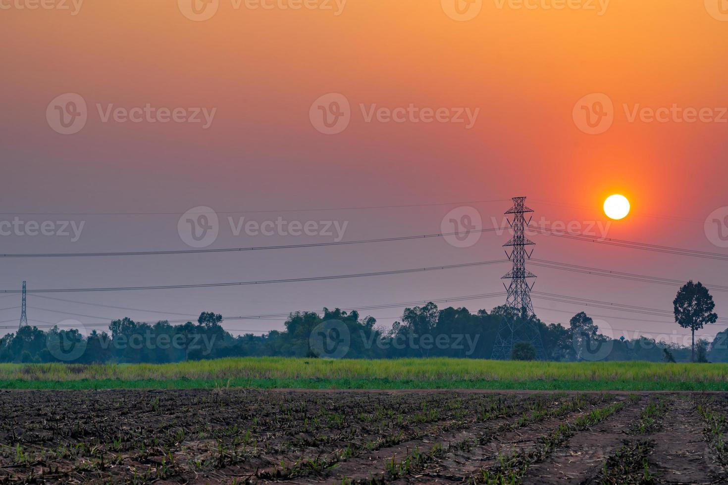 haute tension au coucher du soleil photo