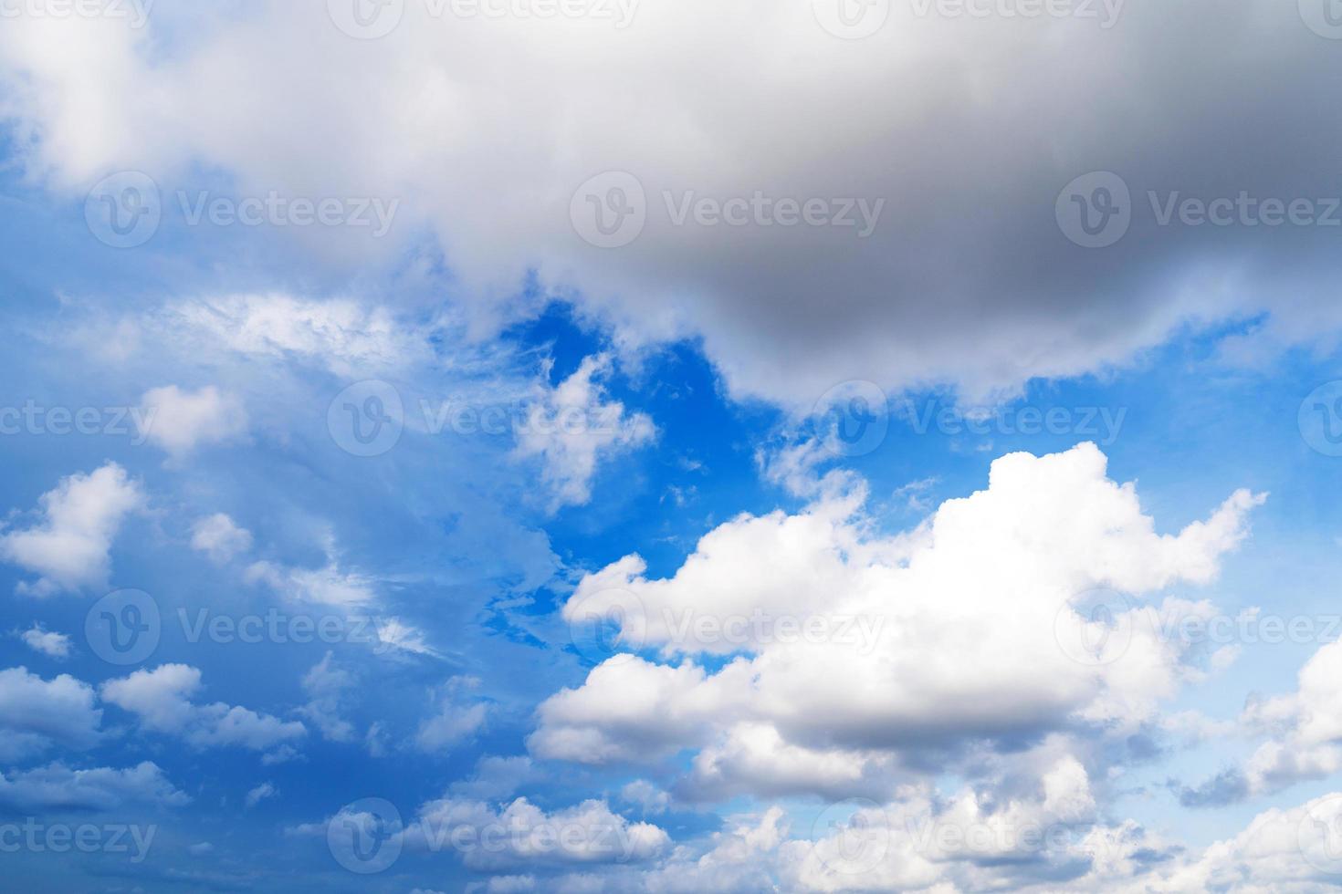 nuages blancs dans le ciel bleu photo