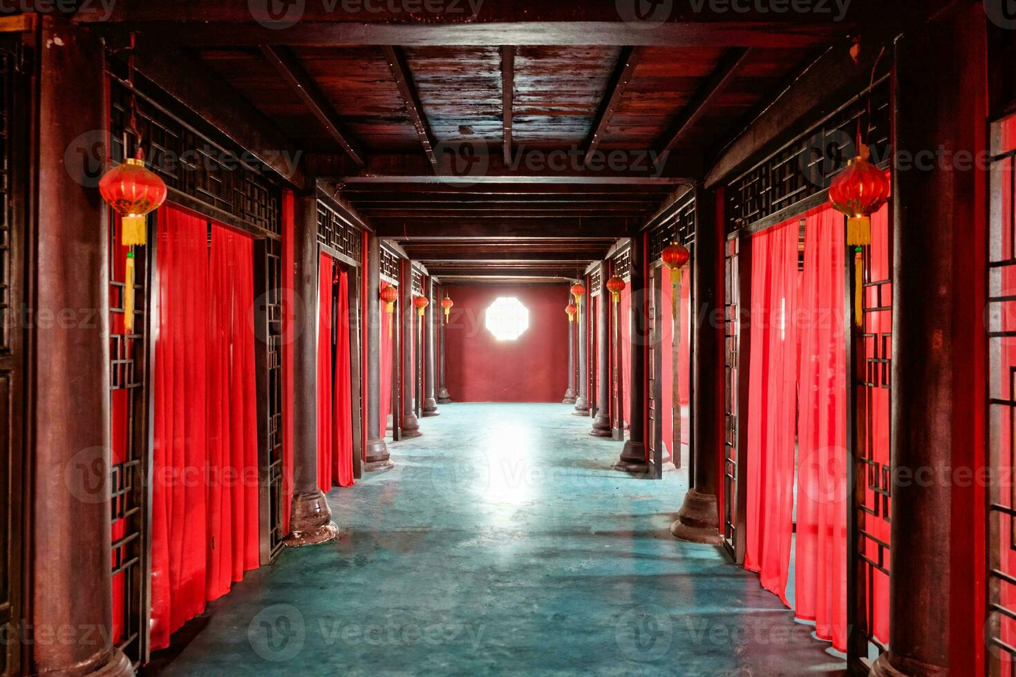 traditionnel chinois en bois maison de prostitution pièce avec rouge rideau et lanterne photo