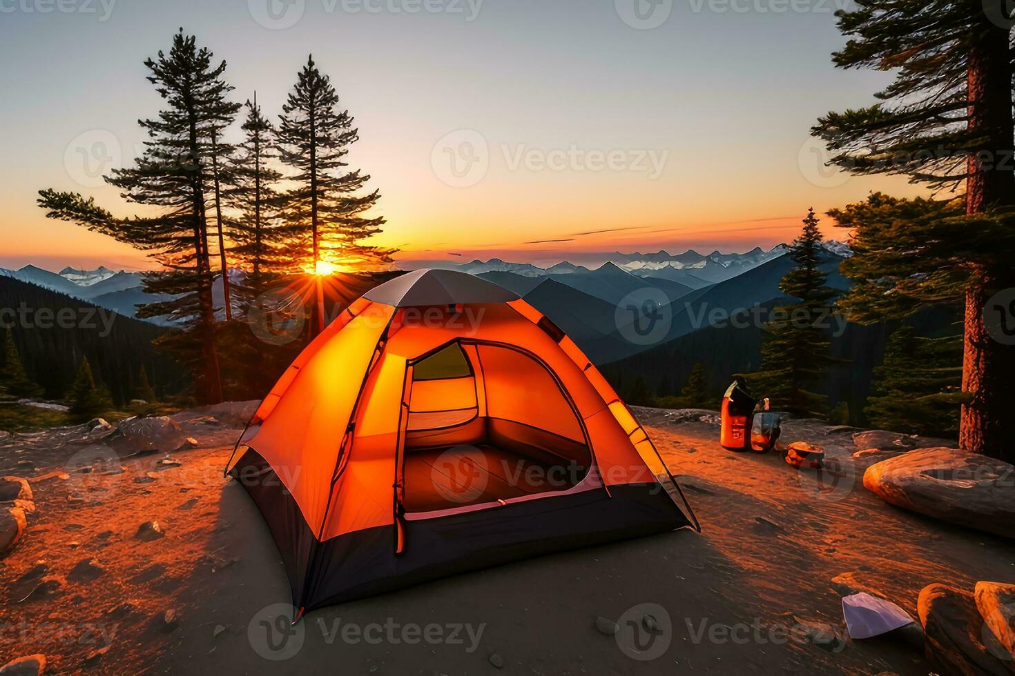 camping tente haute dans le montagnes à le coucher du soleil photo