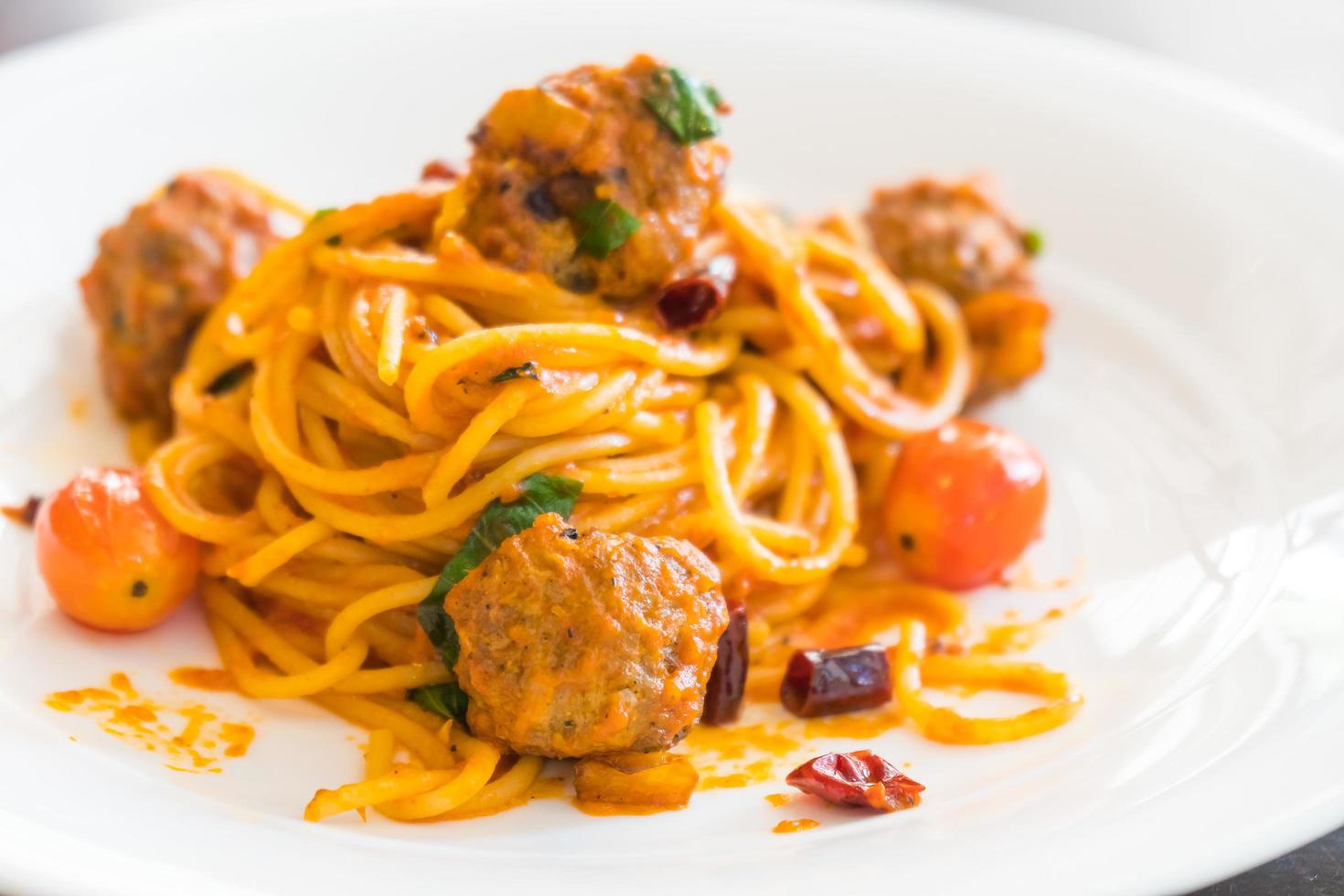 boulettes de spaghetti dans un plat blanc photo