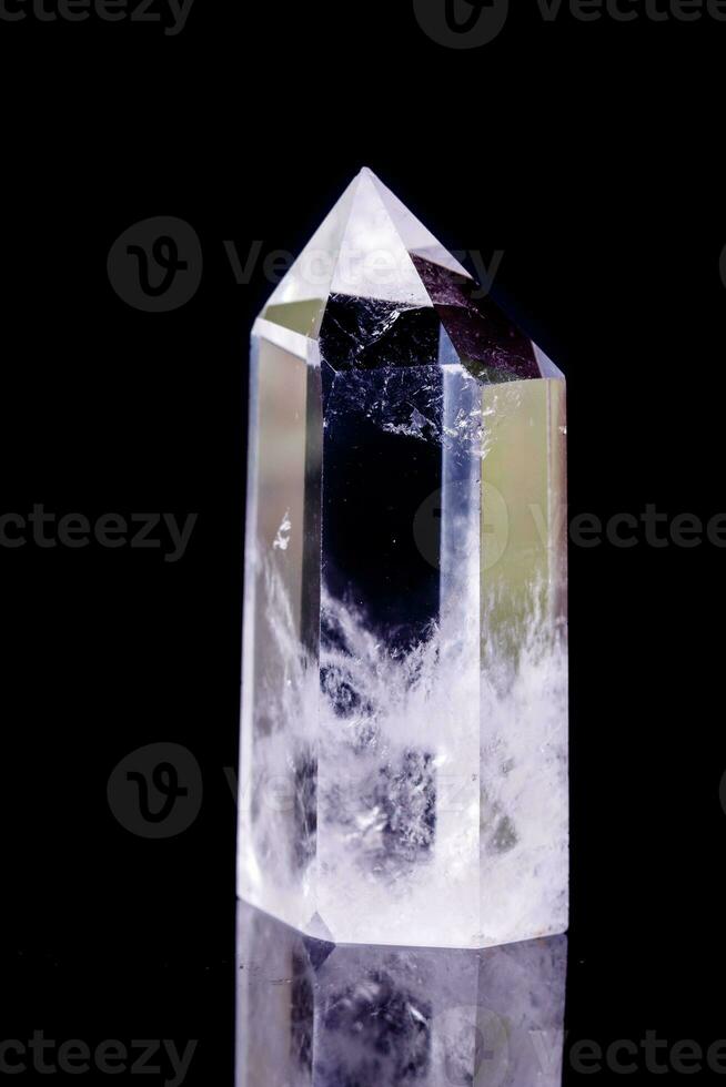 cristal de roche cristal de pierre minérale macro sur fond noir photo