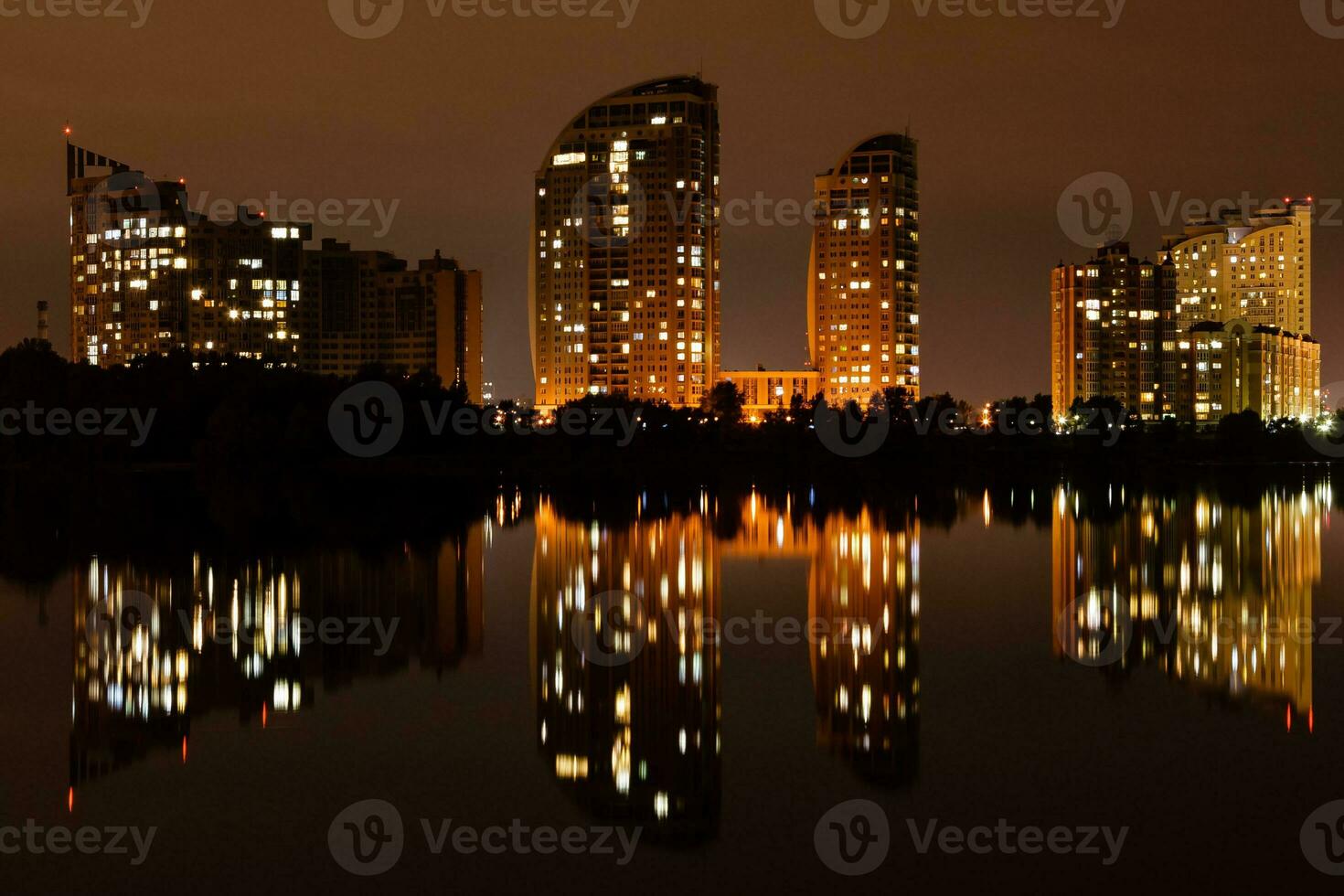 ville de nuit avec reflet de maisons dans la rivière photo