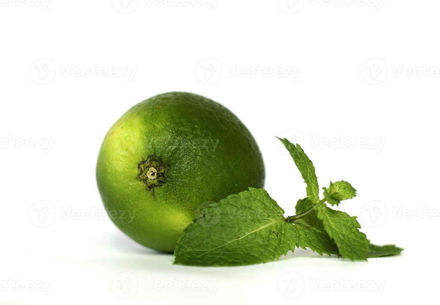 Frais citron vert avec menthe feuilles sur blanc Contexte photo
