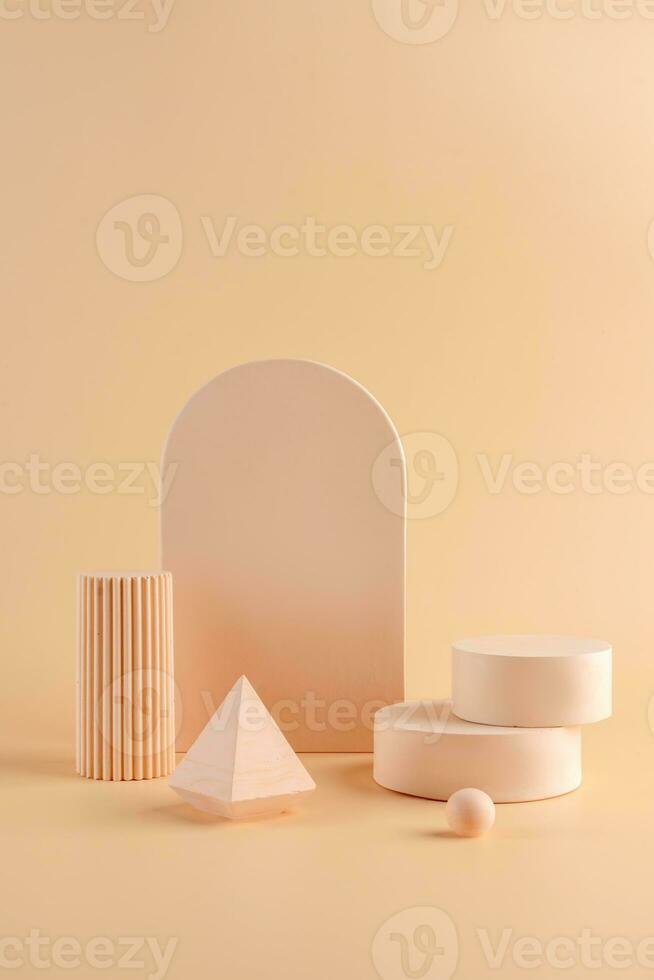 ensemble de différent géométrique formes comme vide socles sur pastel Contexte. maquette pour cosmétique, emballage, produit présentation. béton podium pour votre conception photo