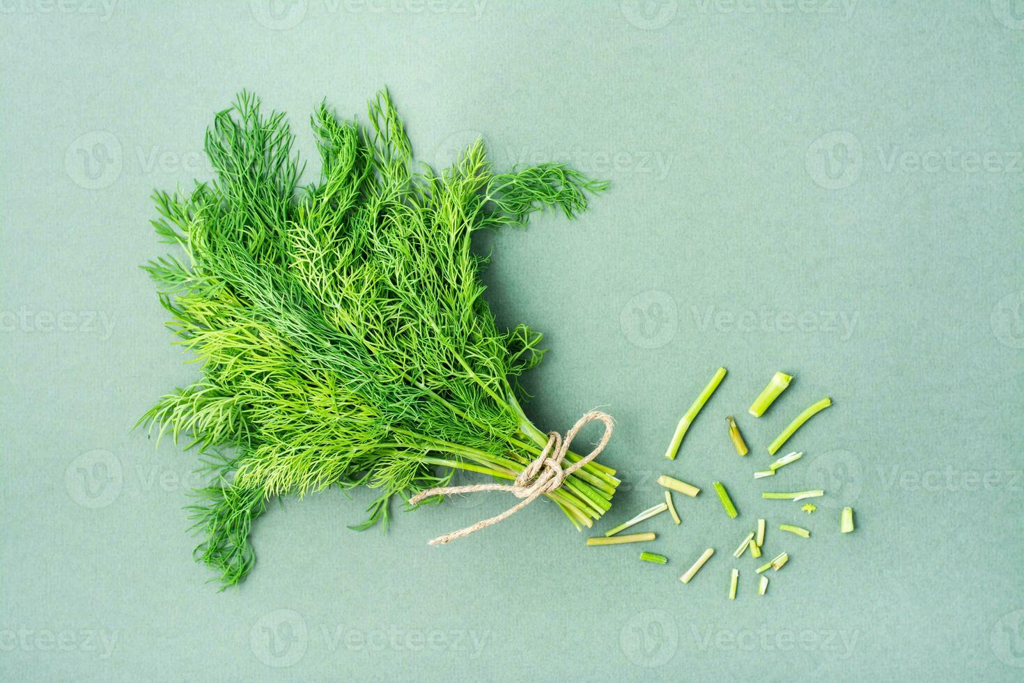 une bouquet de Frais aneth et Couper prend fin de le tiges sur une vert Contexte. vitamine légumes verts dans une en bonne santé régime. Haut vue photo