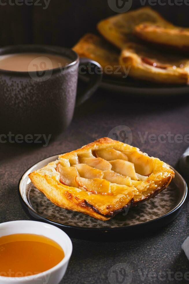 à l'envers vers le bas bouffée Pâtisserie Pomme Tarte sur une petit déjeuner assiette verticale vue photo