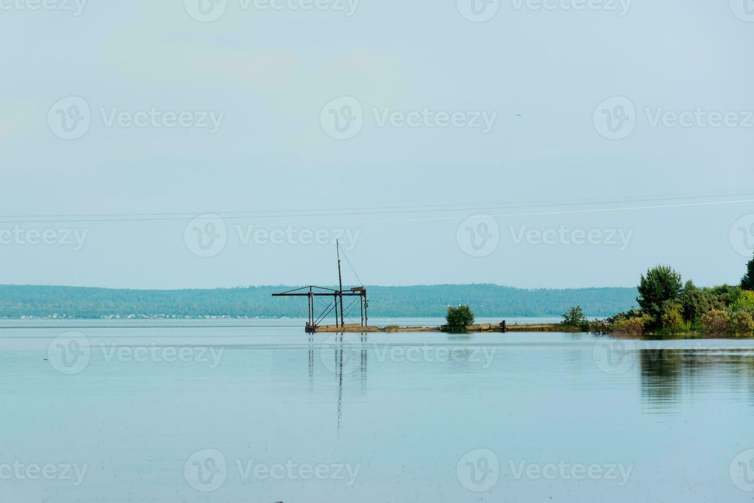 un vieux électrique pêche hisser sur le rive de le rivière baie. respectueux de la nature industrie photo