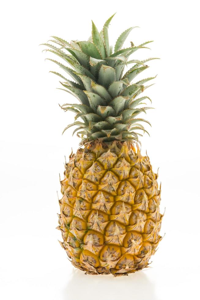 fruit d'ananas sur blanc photo